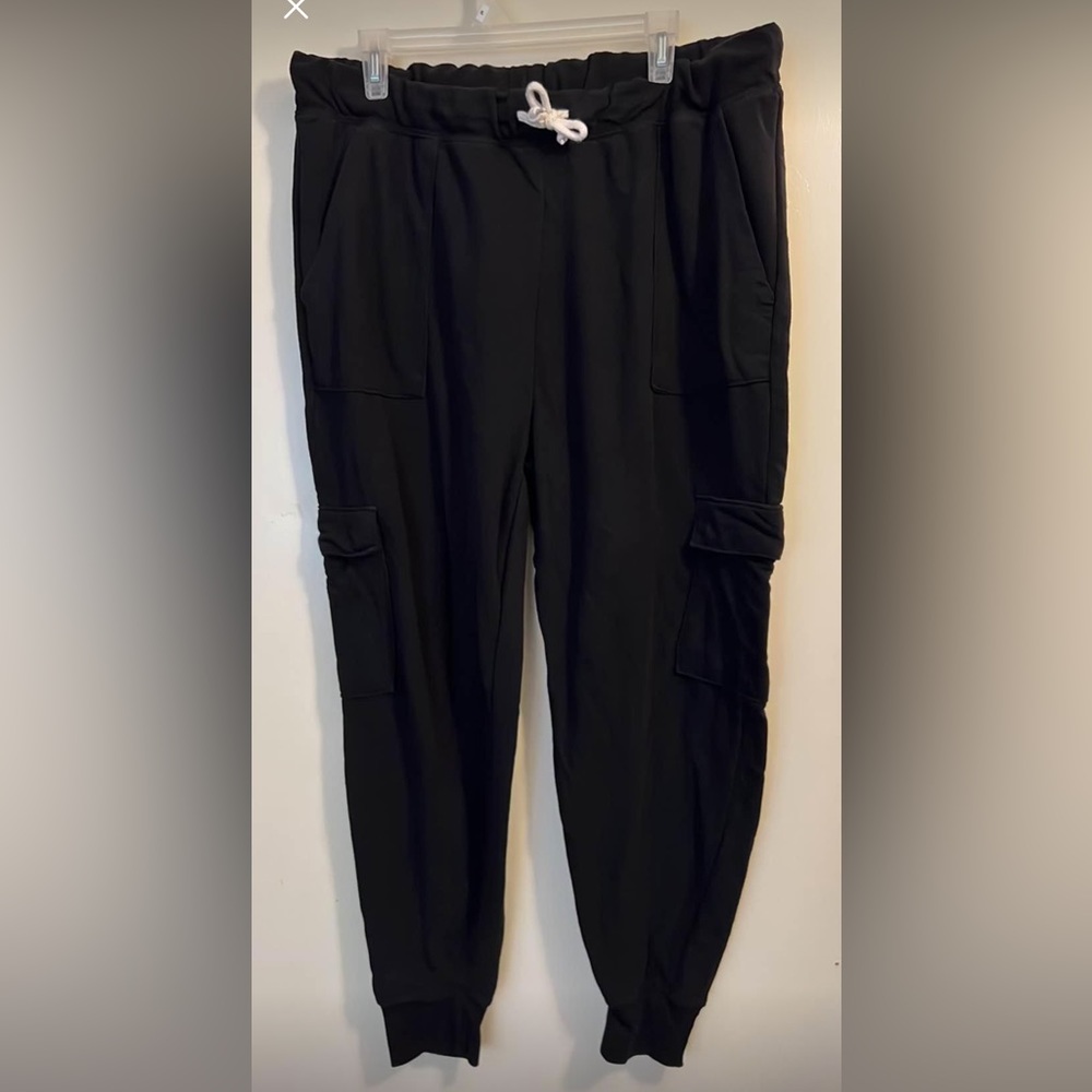 No Boundaries sweat pants 🌺
